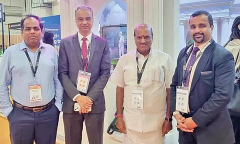 உலக சுற்றுலா திருவிழாவில் புதுவை அரங்கத்தை இந்திய தூதரக அதிகாரிகள் பார்வையிட்ட காட்சி. அருகில் அமைச்சர் லட்சுமி நாராயணன் உள்ளார்.