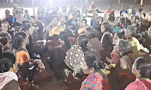 மேலூர் அருகே 2-வது நாளாக தொடரும் போராட்டம்: கிரானைட் குவாரி ஏலத்தை ரத்து செய்ய 15 கிராம மக்கள் கோரிக்கை