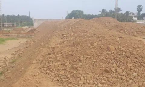 கன்னியாகுமரி-களியக்காவிளை நான்கு வழிச்சாலையில் கொட்டாரம் மேம்பாலத்தில் மண் நிரப்பி இணைப்பு சாலை அமைக்கும் பணி தீவிரம்