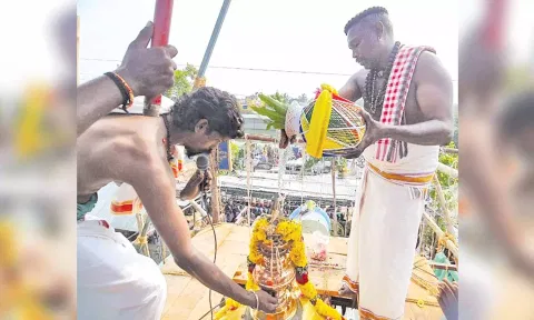 கோபுர கலசத்தில் புனிதநீர் ஊற்றி கும்பாபிஷேகம் நடந்தது.