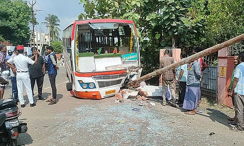 தடுப்பு கட்டையில் மோதி நிற்கும் பஸ்சை படத்தில் காணலாம்.