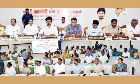 வளர்ச்சி திட்டப்பணிகளை அமைச்சர்கள் உதயநிதி ஸ்டாலின், சாத்தூர் ராமச்சந்திரன், தங்கம் தென்னரசு, அன்பில் மகேஷ் ஆய்வு செய்தனர். அருகில் கலெக்டர் ஜெயசீலன் உள்ளார்.
