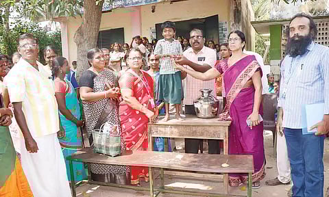 பள்ளி மாணவிக்கு ஒரு கிராம் தங்க நாணயம் பரிசாக வழங்கப்பட்டது.