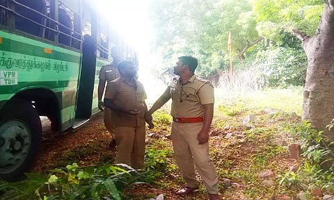 பஸ் டிரைவரை விசாரணைக்கு அழைத்து சென்ற போலீசார்.