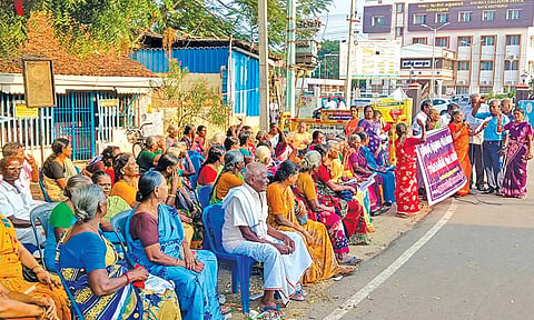 ஆர்ப்பாட்டத்தில் ஈடுபட்ட சத்துணவு அமைப்பாளர்கள்.