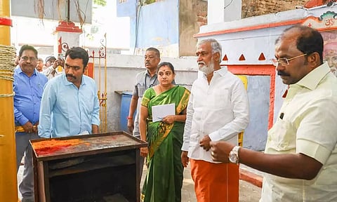 கோவில்களை புனரமைத்து, பாதுகாக்க துரித நடவடிக்கை எடுக்க வேண்டும்- பி.கே.சேகர்பாபு அதிகாரிகளுக்கு அறிவுரை