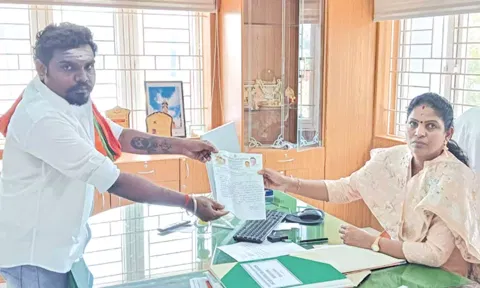 தஞ்சை மாநகராட்சி ஆணையர் மகேஸ்வரியிடம் கோரிக்கை மனு அளிக்கப்பட்டது.