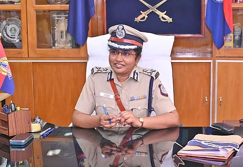 நெல்லை மாநகர புதிய போலீஸ் கமிஷனராக மகேஸ்வரி பொறுப்பேற்ற காட்சி.