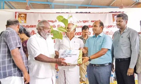 முகாமில் பயனாளிகளுக்கு நலத்திட்ட உதவிகளை கலெக்டர் தீபக் ஜேக்கப் வழங்கினார்.