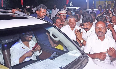 நெல்லை வந்த அமைச்சர் உதயநிதி ஸ்டாலினை நெல்லை கிழக்கு மாவட்ட தி.மு.க. செயலாளர் இரா.ஆவுடையப்பன் வரவேற்ற காட்சி.