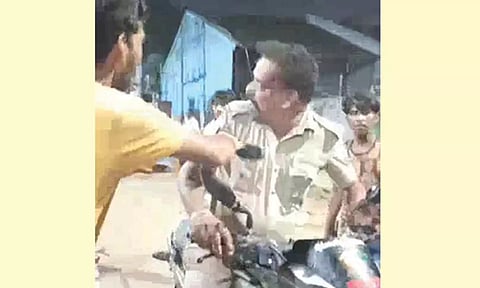 தொழிற்சாலையில் மோதலை விசாரிக்க சென்ற  போலீசாரை தாக்கிய வடமாநில வாலிபர்கள்