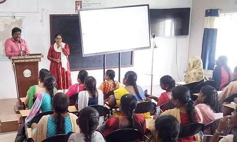 மாணவர்களை கலெக்டர் ஊக்கப்படுத்திய காட்சி.