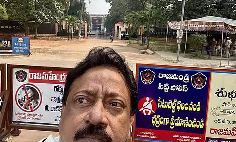 சந்திரபாபு நாயுடு அடைக்கப்பட்டுள்ள ஜெயில் முன்பு ராம் கோபால் வர்மா செல்பி-பரபரப்பு