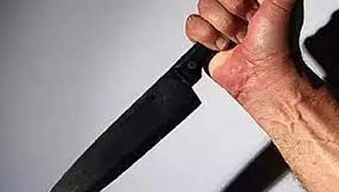 பெண் பழ வியாபாரிக்கு கத்தி குத்து