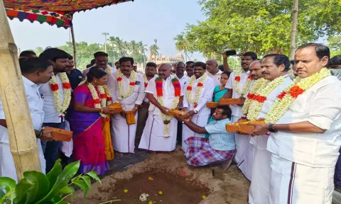 மரக்காணம் அருகே கூனி மேடு ஊராட்சியில் புதிய அரசு பள்ளி வகுப்பறை கட்ட அமைச்சர் செஞ்சி மஸ்தான் அடிக்கல் நாட்டினார்.