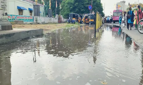 கடலூர் கலெக்டர் முகாம் அலுவலகம் அருகில் சாலையில் வழிந்தோடும் நீரினை படத்தில் காணலாம்.