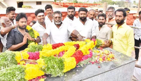 காளையார்கோவிலில் உள்ள மருது சகோதரர்கள் நினைவிடத்தில் முன்னாள் எம்.எல்.ஏ. கருணாஸ்  மரியாதை செலுத்தினார்.

