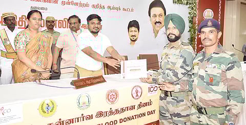 ரத்த தான முகாம் அமைப்பாளர்களுக்கு கலெக்டர் ஜெயசீலன் பாராட்டு சான்றிதழ்களை வழங்கினார்.