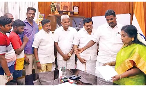 கவர்னர் தமிழிசையிடம் பா.ஜனதா எம்.எல்.ஏ.க்கள் கல்யாண சுந்தரம், வெங்கடேசன், சிவசங்கரன் ஆகியோர் மனு அளித்த போது எடுத்த படம்.