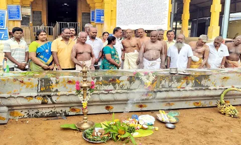 உத்திரம் அமைக்கும் பணியை கோவில் பரம்பரை தர்மகர்த்தா ராதாகிருஷ்ணன் தொடங்கி வைத்த காட்சி.