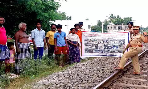 தண்டவாளத்தை கடக்க முயன்றால் உயிருக்கு ஆபத்து