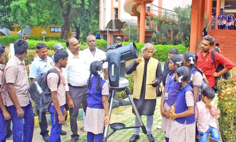 நெல்லை மாவட்ட அறிவியல் மையத்தில் வைக்கப்பட்டுள்ள அதிநவீன தொலைநோக்கி கருவியை ராயகிரி பத்மஸ்ரீ டாக்டர் சிவந்தி ஆதித்தனார் மேல்நிலைப் பள்ளி மாணவர்கள் பார்வையிட்ட போது எடுத்த படம்.