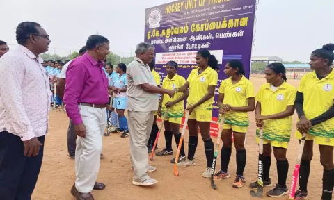 இறுதிப்போட்டியை முன்னாள் சபாநாயகர் ஆவுடையப்பன் தொடங்கி வைத்த காட்சி.