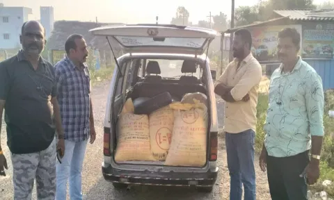 கடத்தி வரப்பட்ட ரேஷன் அரிசி மூட்டைகளை குடிமைப்பொருள் வழங்கல் குற்றப்புலனாய்வு அதிகாரிகள் பறிமுதல் செய்த காட்சி.