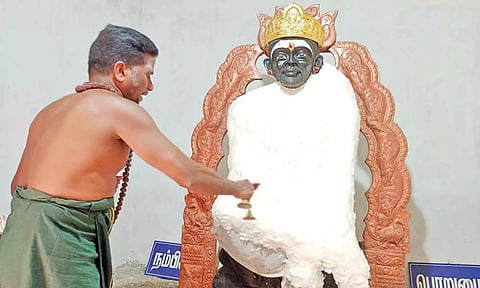 சாய் பாபாவுக்கு அன்னாபிஷேகம் நடந்த காட்சி.