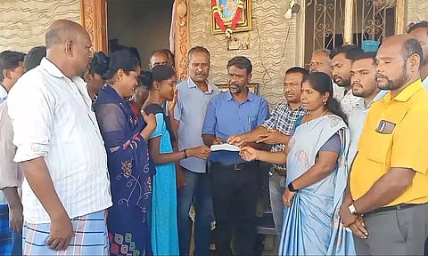 பட்டாசு வெடி விபத்தில் உயிரிழந்த அரூரை சேர்ந்த 8 பேரின் குடும்பத்திற்கு நிதியுதவி- கர்நாடாக அரசின் சார்பில் வழங்கப்பட்டது