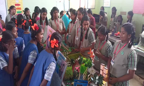 கண்காட்சியில் மாணவ-மாணவிகள் சார்பில் பல்வேறு அறிவியல் படைப்புகள் வைக்கப்பட்டது.
