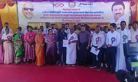 முகாமில் தேர்வு செய்யப்பட்டவர்களுக்கு அமைச்சர் செஞ்சி மஸ்தான் பணி நியமன ஆணைகளை வழங்கினார். அருகில் கலெக்டர் பழனி உள்ளார்.