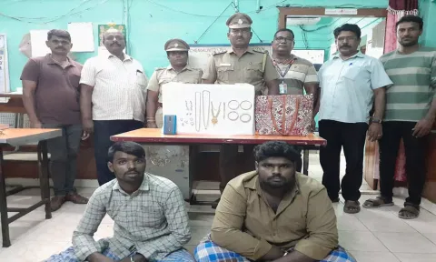 ரெயில்வே போலீசாரால் கைது செய்யப்பட்ட கொள்ளையர் களை படத்தில் காணலாம்.