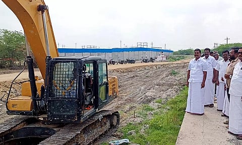 விளாத்திகுளம் அருகே ரூ.1.90 கோடியில் உயர்மட்ட மேம்பாலம் அமைக்கும் பணி-மார்க்கண்டேயன் எம்.எல்.ஏ.தொடங்கி வைத்தார்