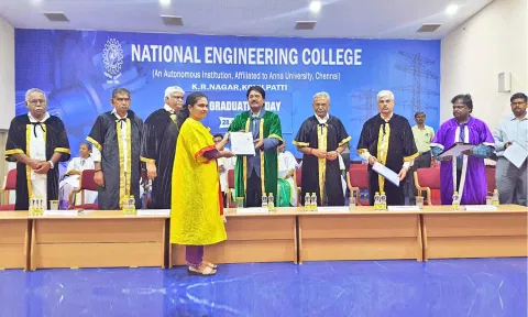 விழாவில் மாணவி ஒருவருக்கு பட்டம் வழங்கிய போது எடுத்த படம்.&nbsp;&nbsp;