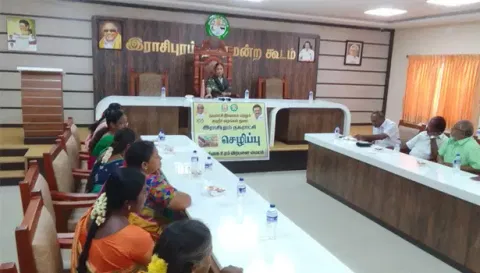 ராசிபுரம் நகர மன்ற கூட்டம் தலைவர் கவிதா சங்கர் தலைமையில் நடைபெற்ற போது எடுத்த படம்.
