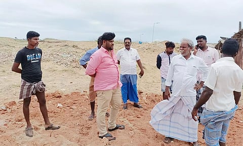 சாலை அமைக்கும் பணியை விஜயாபதி ரகுமான் பார்வையிட்ட காட்சி.