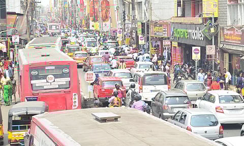 நெருங்கிய தீபாவளி பண்டிகை: கோவை கடைவீதிகளில் அலைமோதிய மக்கள் கூட்டம்