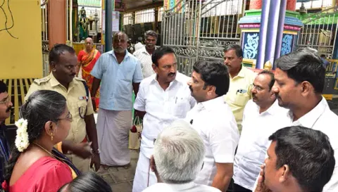 நாமக்கல் ஆஞ்சநேயர் கோவிலில் கும்பாபிஷேக விழா ஏற்பாடுகளை ராஜேஷ்குமார்  எம்.பி. ஆய்வு செய்தார். ஆய்வின்போது  கலெக்டர் உமா, போலீஸ் சூப்பிரண்டு  ராஜேஷ்கண்ணன், அனைத்துதுறை அதிகாரிகள்,  அறங்காவல் குழு தலைவர் நல்லுசாமி மற்றும் உறுப்பினர்கள் உள்ளனர்.