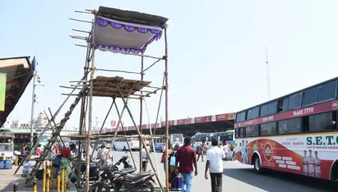 சேலம் புதிய பஸ் நிலையத்தில் அமைக்கப்பட்டுள்ள கண்காணிப்பு கோபுரம்.