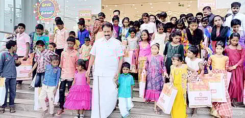 தீபாவளியை முன்னிட்டு ஆதரவற்ற குழந்தைகளுக்கு புத்தாடைகளை வாங்கி தந்த தங்கப்பாண்டியன் எம்.எல்.ஏ.