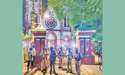 புதுவை ரெயில்நிலையம் எதிரே உள்ள தூய இருதய ஆண்டவர் ஆலயத்தில் போலீசார் பாதுகாப்பு பணியில் ஈடுபட்ட காட்சி.