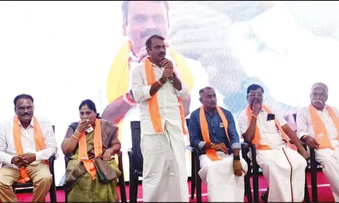 மத்திய இணை அமைச்சர் எல்.முருகன் நிருபர்களுக்கு பேட்டி அளித்த காட்சி.&nbsp;