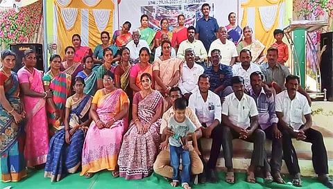 முன்னாள் மாணவ, மாணவிகள் தங்கள் குடும்பத்தாருடன் சேர்ந்து புகைப்படம் எடுத்துக் கொண்ட காட்சி.