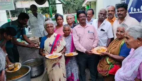 உழவர் சந்தையில் பொதுமக்களுக்கு சிறுதானிய உணவுகள்