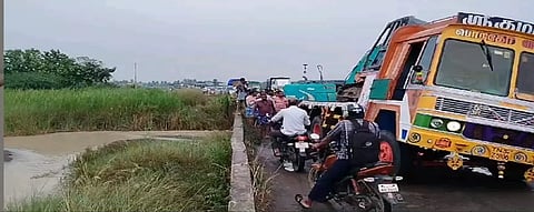 பரவனாற்று பாலத்தில் நின்று போன டிரெய்லர் லாரியை படத்தில் காணலாம்.