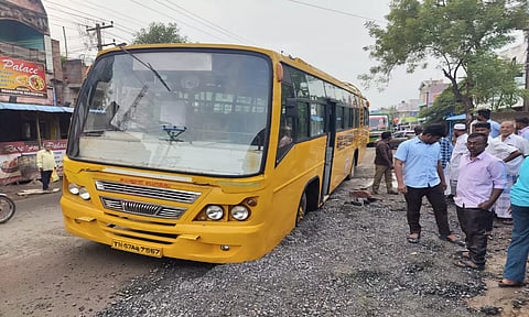 சாலையோர பள்ளத்தில் சிக்கி நின்ற கல்லூரி பஸ்சினை படத்தில் காணலாம்.