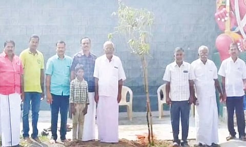 மரக்கன்றுகள் நடும் விழா நடைபெற்ற காட்சி.&nbsp;