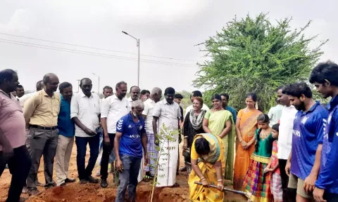 ஆலங்குளம் அரசு மகளிர் கல்லூரியில் மரக்கன்றுகள் நடும் விழா