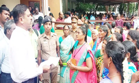 அடிப்படை வசதி கேட்டு பெரிய பட்டறை பெண்கள் கலெக்டரிடம் மனு அளித்த காட்சி.